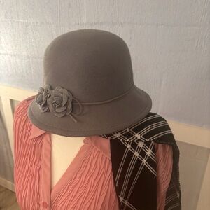 Chic Women's Gray Gatsby Cloche Hat w/Flower detail SZ L, 22.5” Bucket Boho NEW